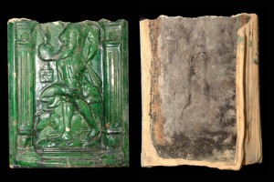 Fragment einer Blattkachel der Serie der Planeten nach Beham: Venus, grün glasiert, zweite Hälfte 16. Jh., Gerolzhofen, Museum Altes Rathaus