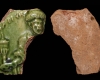 Fragment des Innenfelds einer Blattkachel mit dem Monat Januar aus der kleinen Monatsserie nach Amman (Typ 1), grün glasiert, Ende 16. Jh., H. 6.5 cm, Br. 5,2 cm, Emmendingen, Hochburg