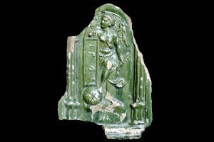 Fragment einer Blattkachel aus der Serie der Freien Künste nach Beham: Grammatik, grün glasiert, Ende 16. Jh., H. 25,5 cm, Br. 18,0 cm, Straßburg, Musée Municipale