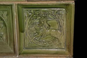 Blattkachel mit Ritter beim Gestech in rundem Medaillon mit glattem Band, Entwurf Bodo Ebhard, grün glasiert, um 1905, Hohkönigsburg i. Elsaß