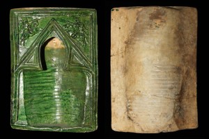 Fragment einer Halbzylinderkachel Typ Tannenberg mit Ritter beim Gestech, grün glasiert, Ende 14. Jh., H. 25,5 cm, Br. 18,1 cm, Rüsselsheim, Museum der Stadt