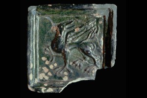 Fragment einer Blattkachel mit einem Greifen, grün glasiert, H. 18,0 cm, Br. 18,0 cm, Oberrhein/Nordschweiz, um 1400, Lörrach, Museum am Burghof, ohne Inv. Nr.