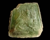 Fragment einer trapezförmigen Blattkachel mit Greif, grün glasiert, Oberrhein, 2. Hälfte 14. Jh., Breisach, Museum