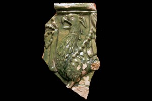 Fragment einer Blattkachel mit Greif, grün glasiert, zweite Hälfte 15. Jh., Ettlingen, Museum, urspr. Ettlingen, Westvorplatz des Schlosses