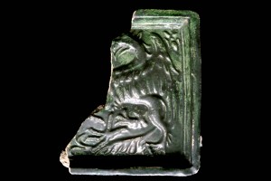 Fragment einer Blattkachel mit Greif, grün glasiert, zweite Hälfte 15. Jh., Haguenau/Elsaß, Stadtmuseum