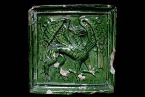 Fragment einer Blattkachel mit Greif, grün glasiert, zweite Hälfte 15. Jh., Offenburg, Museum im Ritterhaus, Inv.-Nr. 3822