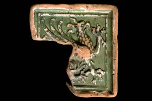 Fragment einer Blattkachel mit Greif, grün glasiert, zweite Hälfte 15. Jh., H. 15,5 cm, Br. 15,5 cm, Ulm, Museum, Inv.-Nr. AV1920 4679