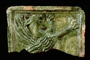 Fragment einer Blattkachel mit Greif, grün glasiert, zweite Hälfte 15. Jh., H. 10,5 cm, Br. 19,0 cm, Waldkirch, Eltztäler Heimatmuseum