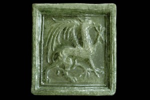 Blattkachel mit Greif, grün glasiert, zweite Hälfte 15. Jh., H. 19,0 cm, Br. 18,0 cm, Waldkirch, Eltztäler Heimatmuseum