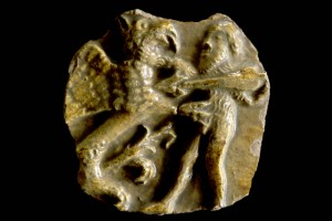 Fragment einer Napfkachel mit geschlossenem Vorsatzblatt mit wildem Mann, mit einem Greifen kämpfend, gelb glasiert, vor 1400, Waldkirch, Elztalmuseum