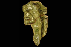 Fragment einer Blattkachel aus der Serie der Laster: Völlerei (gula), grün glasiert, 17. Jh., H. 16,0 cm, Br. 9,0 cm, Esslingen, Stadtmuseum