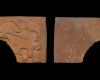 Fragment eines Backmodel mit der Allegorie der Geometrie aus der Serie der der sieben freien Künste nach Georg Pencz (Typ 1), unglasiert, letztes Drittel 16. Jh., H. 8,5 cm, Br. 9,7 cm, Frankfurt/Main, Archäologisches Museum