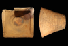 Fragment einer Napfkachel mit scharf profiliertem Rand und mit glattem Boden, unglasiert, Ende 15. Jh., H. 13,2 cm, T. 14,0 cm, Bamberg, Historisches Museum, urspr. Strullendorf