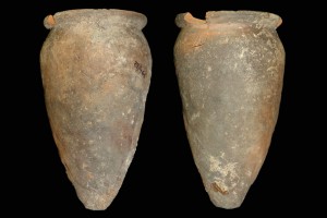 Fragment einer Spitzkachel, unglasiert, erstes Drittel 14. Jh., H. 19,3 cm, Mündungsdm. 10,4 cm, Friedberg, Wetterau-Museum