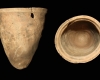 Fragment einer Spitzkachel, unglasiert, erstes Drittel 14. Jh., H. 15,7 cm, Mündungsdm.14,4 cm, Büdungen, Heuson-Museum