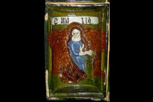 Fragment einer Nischenkachel mit reliefiertem Halbzylinder mit Maria aus einer zweiteiligen Verkündigungsdarstellung in der Art des Halberstadter Ofens, polychrom glasiert, um 1450, Nürnberg, Germanisches Nationalmuseum