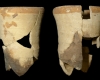 Fragment einer Becherkachel mit gekniffenem Fuß, unglasiert mit engobiertem Rand, Ende 12. Jh., H. 12,0 cm, Mündungsdm. 10,0 cm, Großkrotzenburg, Museum