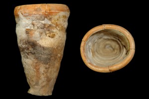 Fragment einer Becherkachel mit gekniffenem Fuß, unglasiert mit engobiertem Rand, Ende 12. Jh., H. 15,4 cm, Mündungsdm. 11,0 cm, Friedberg, Wetterau-Museum