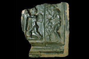 Fragment einer Blattkachel mit der Serie der Jahreszeiten nach Matham: Winter, dunkelbraun glasiert, Anfang 17. Jahrhundert, Alzey, Museum