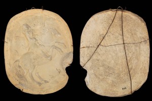 Fragment eines Models mit dem Innenfeld einer Blattkachel mit dem französischen König zu Pferde; Unterfranken, letztes Drittel 17. Jahrhundert, H. 31,0 cm, Br. 25,0 cm, Amorbach, Heimatmuseum