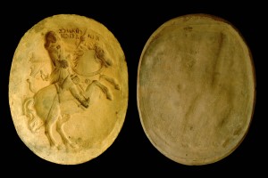 Fragment eines Models für das Innenfeld einer Blattkachel mit dem französischen König zu Pferde, unglasiert, letztes Drittel 17. Jahrhundert, Bretten, Stadtmuseum