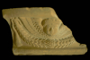 Fragment einer Gesimskachel mit geflügeltem Puttenkopf über lorbeerblattbesetztem Feston, unglasiert, zweite Hälfte 17. Jh., Heilbronn, Städtische Museen