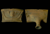 Fragment einer Gesimskachel mit geflügeltem Puttenkopf über lorbeerblattbesetztem Feston, graphitiert, zweite Hälfte 17. Jh., H. 8,5 cm, Br. 14,5 cm , Neudenau, Museum