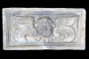 Fragment einer Blattkachel mit geflügeltem Puttenkopf, graphitiert, 17. Jh., H. 16,0 cm ; Br. 31,5 cm, Wiesbaden, Sammlung Nassauischer Altertümer