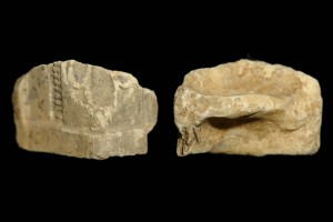 Fragment einer Eckkachel mit Karyatidenpfeiler über quasthaltender Maske, unglasiert, 17. Jh., H. 5,0 cm, Br. 6,7 cm, Frankfurt a. M., Historisches Museum