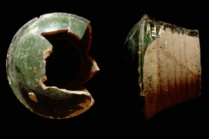 Fragment einer Pilzkachel mit glatter Oberfläche, grün glasiert, zweite Hälfte 14. Jh., H. 16,0 cm, T. 11,0 cm, Breisach, Museum