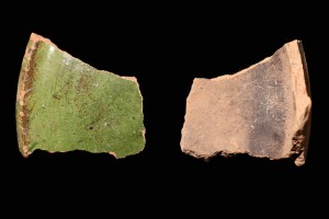 Fragment einer Pilzkachel mit glatter Oberfläche, grün glasiert, zweite Hälfte 14. Jh., H. 5,4 cm, T. 4,0 cm, Emmendingen, Hochburg