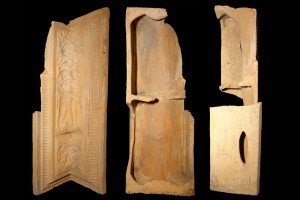 Fragment des Models einer Eckkachel mit dem Sündenfall und der Vertreibung aus dem Paradies, unglasiert, 17. Jh., H. 59,0 cm, Br. 27,0 cm Münnerstadt, Henneberg-Museum