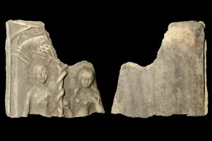 Fragment einer Blattkachel mit dem Sündenfall in einer Arkade mit lorbeerblattbesetzter Bogenlaibung, unglasiert, 2. Hälfte 16. Jh., H. 12,5 cm, Br. 12,5 cm, Mainz, Landesmuseum