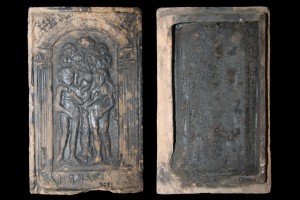Fragment einer Blattkachel mit dem Sündenfall in einer Arkade von Hans Quis, graphitiert, 2. Hälfte 16. Jh., H. 29,8 cm, Br. 18,4 cm, Lauterbach, Hohhaus-Museum