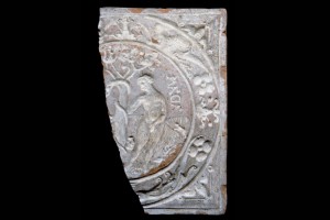 Fragment des Models einer Blattkachel mit dem Sündenfall in rundem Medaillon, unglasiert, Ende 16. Jh., H. 20,5 cm, Br. 12,5 cm, Staufen, Museum