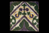 Fragment einer Blattkachel mit Tapetendekor mit Akanthusrosetten und rechtwinkligem, rankenbesetztem Band, mehrfarbig glasiert, um 1900, H. 19,0 cm, Br. 18,0 cm, Landshut, Staatliche Fachschule für Keramik