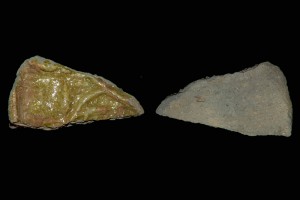 Fragment einer Tellerkachel mit reliefierter Stirnseite, gelb glasiert, zweite Hälfte 14. Jh., H. 2,8 cm, Br. 5,2 cm, Seeheim-Jugenheim, Heimatmuseum, urspr. Burg Tannenberg