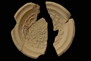 Fragment einer Tellerkachel mit Innenfeld mit Rose, unglasiert, Ende 14. Jh., Lörrach, Museum am Burggraben, urspr. Burg Rötteln