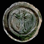 Fragment einer Tellerkachel mit kronetragendem Adler, grün glasiert, zweite Hälfte 14. Jh., Altdahn, Burgmuseum