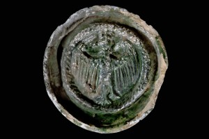 Fragment einer Tellerkachel mit kronetragendem Adler, grün glasiert, zweite Hälfte 14. Jh., Altdahn, Burgmuseum