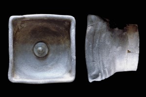 Fragment einer Napfkachel mit erhöhtem Boden und zentralem Knauf, unglasiert, Anfang 16. Jh., H. 12,5 cm, Br. 13,0 cm, Göppingen, Untere Denkmalschutzbehörde