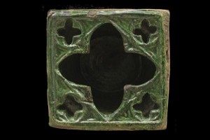 Fragment einer Napfkachel mit durchbrochenem Vorsatzblatt mit Vierpässen, grün glasiert, zweites Drittel 14. Jh., Leipzig, Grassi Museum für Angewandte Kunst