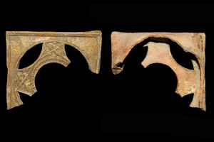 Fragment einer Napfkachel mit durchbrochenem Vorsatzblatt mit dreipassbesetztem Medaillon, gelb glasiert, zweites Drittel 14. Jh., H. 12,5 cm, Br. 14,9 cm, T. 4,4 cm, Speyer, Historisches Museum der Pfalz