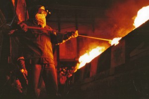 Einbringen des Kochsalzes in den Kannenbrand. Foto: Arthur Müller, IKK, Höhr-Grenzhausen
