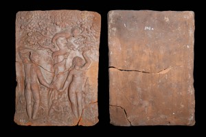 Relief mit dem Sündenfall, unglasiert, 17. Jh., H. 24,6 cm, Br. 8,1 cm, Schwäbisch Hall, Hällisch-Fränkisches Museum, Inv.-Nr. 95/945