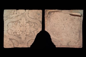 Fragment einer Blattkachel mit Tapetendekor mit Rosen und Kielbögen, graphitiert, letztes Drittel 16. Jh., H. 16,0 cm, Br. 16,0 cm, Privatbesitz, urspr. Flehingen