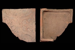 Fragment einer Blattkachel mit Tapetendekor mit Rosen und Kielbögen, graphitiert, letztes Drittel 16. Jh., H. 16,0 cm, Br. 16,0 cm, Privatbesitz, urspr. Flehingen