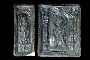 Fragment der Schmalseite einer über Eck geführten Blattkachel mit der heiligen Ursula, dunkelgrün glasiert, letztes Drittel 17. Jh., H. 23,0cm, Br. 18,0 cm, Saverne, Musée d' Art et d' Histoire de Saverne