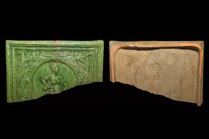 Fragment einer Blattkachel aus der Serie der Tugenden: Die Mäßigung, grün glasiert, 17. Jh., H. 12,4 cm, Br. 19,0 cm, Römhild, Steinsburgmuseum, ursprünglich Behrungen, Pfarrhaus