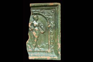 Fragment einer Blattkachel aus der Serie der Tugenden: Die Mäßigung, grün glasiert, 17. Jh., H. 20,5 cm, Br. 13,0 cm, Mengen, Stadtmuseum